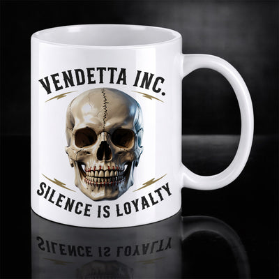 Vendetta Inc. Print Tasse – Silence Is Loyalty Skull Mug